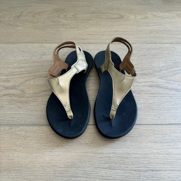 Olukai Eheu V-Strap Gold Thong Summer Beach Pool Sandals Girls 2 - Picture 1 of 7